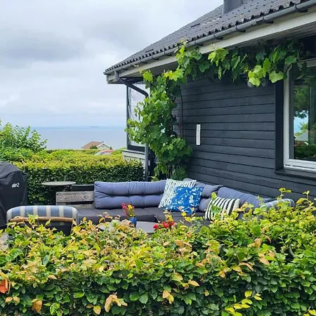 Sea View And Shared Pool On Nordbornholm בית נופש הסלה